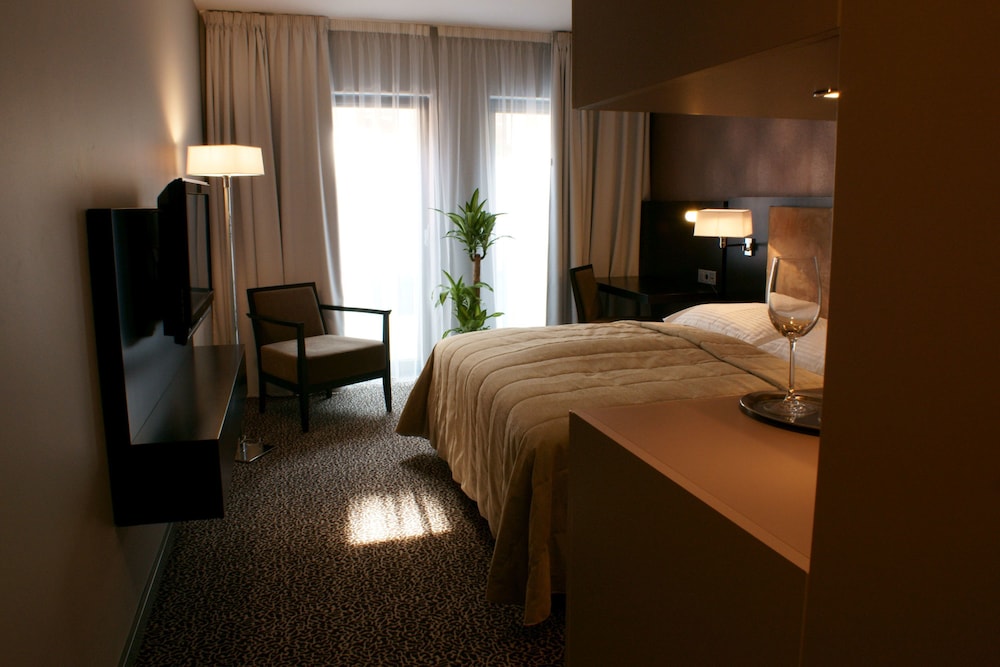 Business Room, 1 King Bed - Photo 8