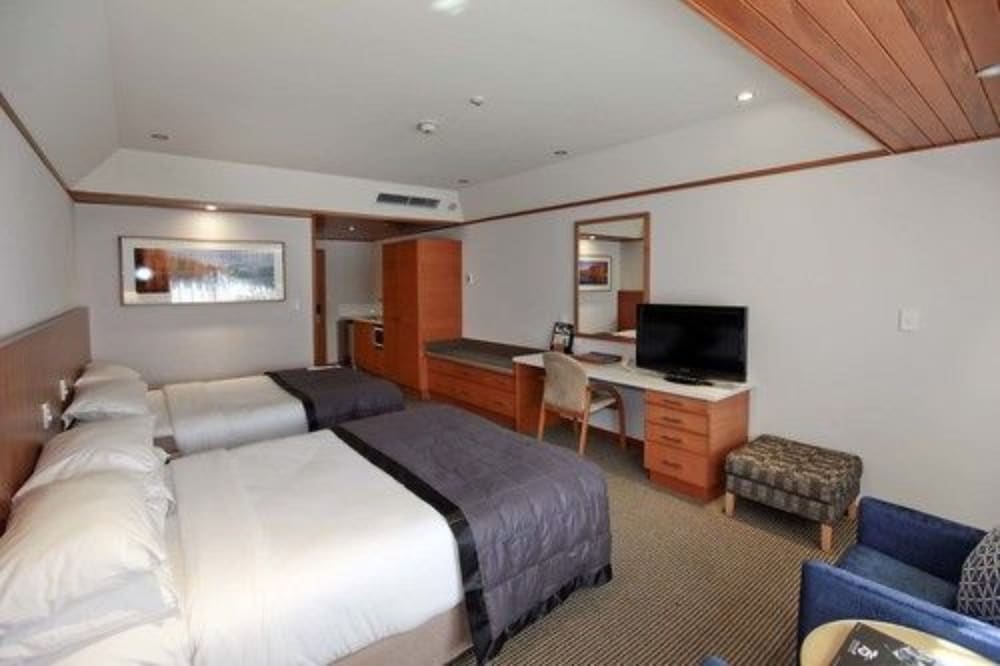 Premium Family Room (1 Queen and 2 Singles) - Photo 1