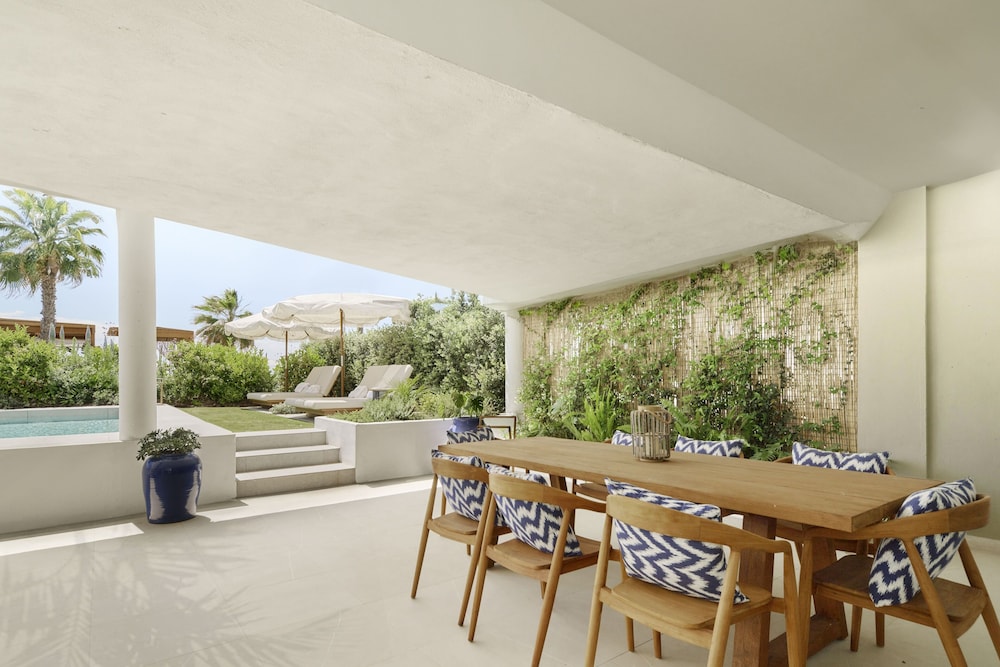 Beach Suite with private Pool and Garden