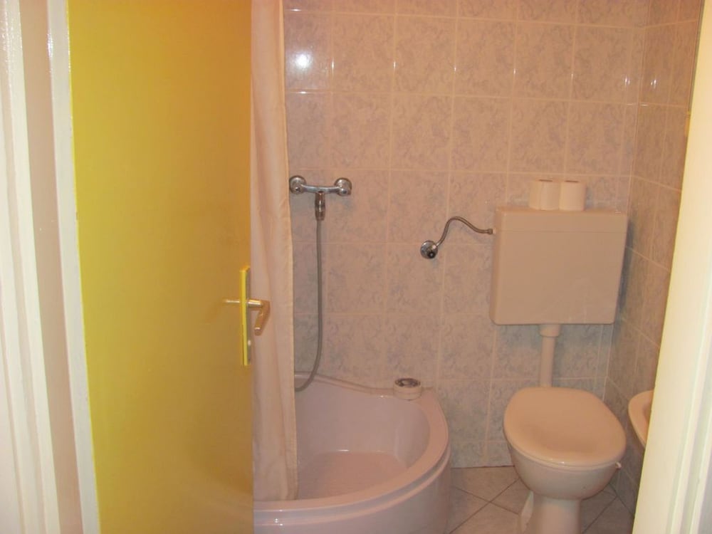 Economy Room, 1 Bedroom, Non Smoking, Shared Bathroom photo 3