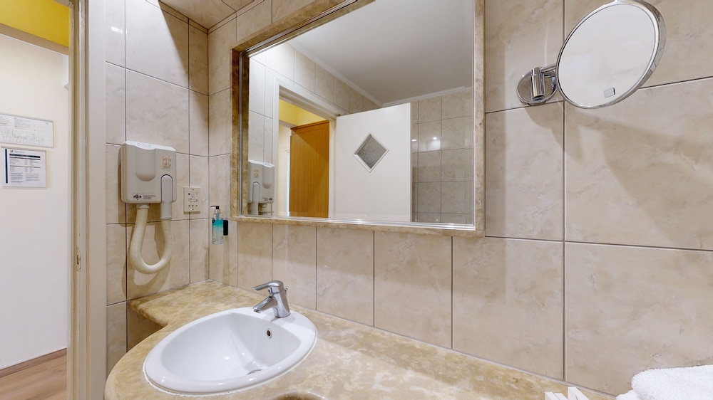 Classic Double Room (Queen Bed) - Photo 9