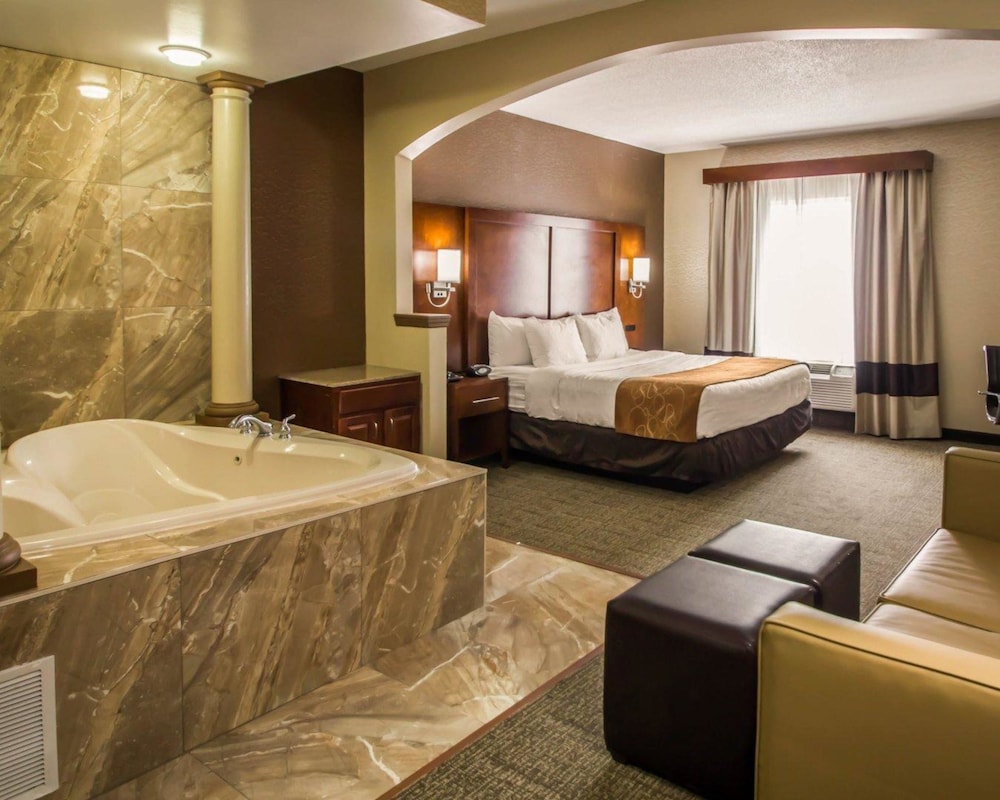 Suite, Non-Smoking, 1 King Bed with Sofa Bed and Jacuzzi photo 2