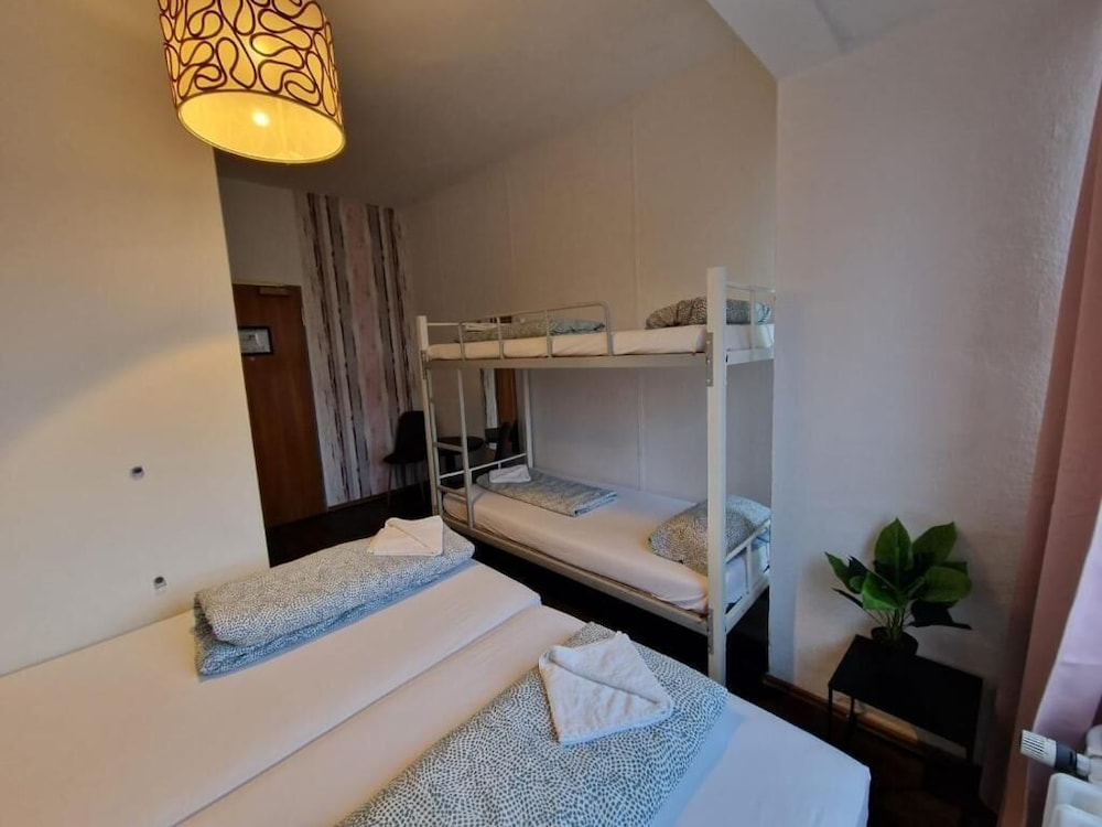 Room, Non Smoking, Garden View (8 Beds) photo 2