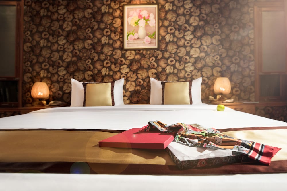 Deluxe Room, 1 King Bed, Pool View photo 2