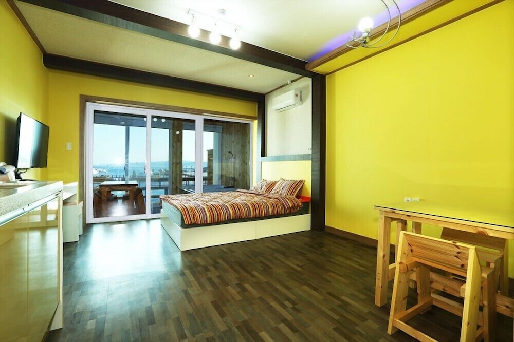 Room (102) photo 1