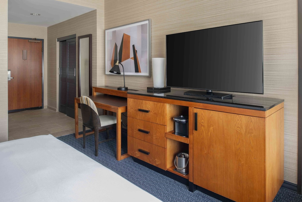 Suite, 1 King Bed, Accessible Roll-in Shower