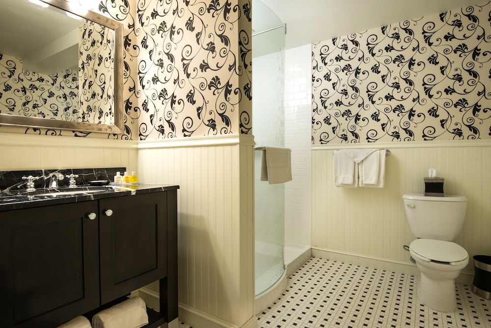 Room, 1 King Bed (Mobility Accessible, Tub) - Photo 2
