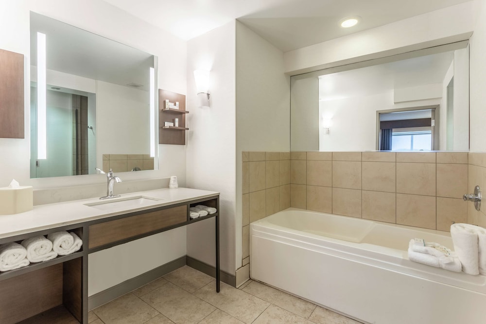 Executive Suite, 1 Bedroom - Photo 5