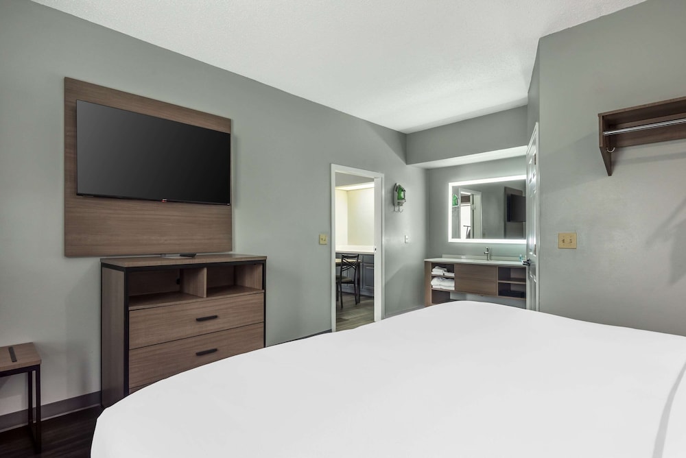 Suite, 1 King Bed, Accessible, Non Smoking - Photo 5