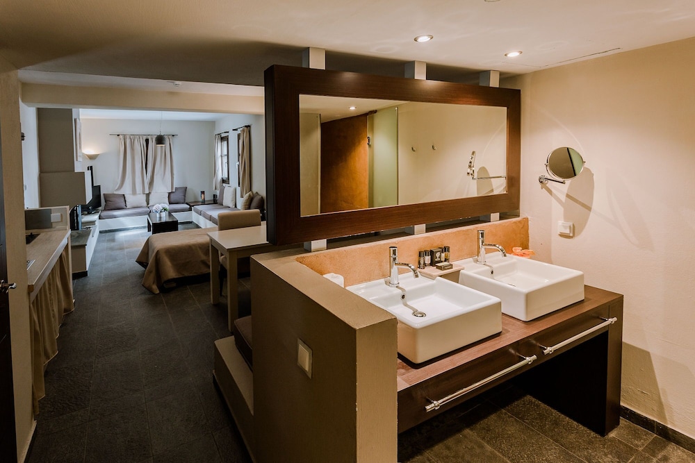 Executive Suite - Photo 9