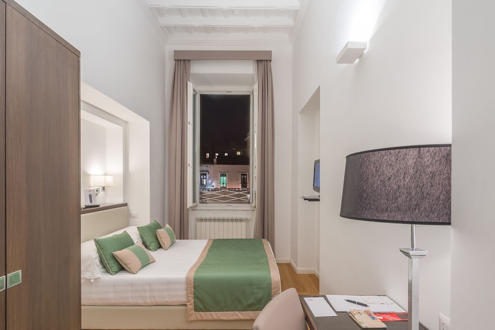 Superior Triple Room, City View photo 2