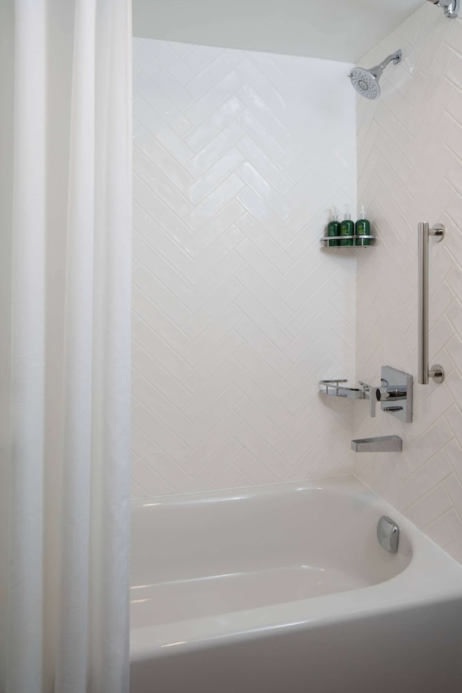 Room, 1 Queen Bed with Sofa bed, Accessible (Mobility Tub) - Photo 5