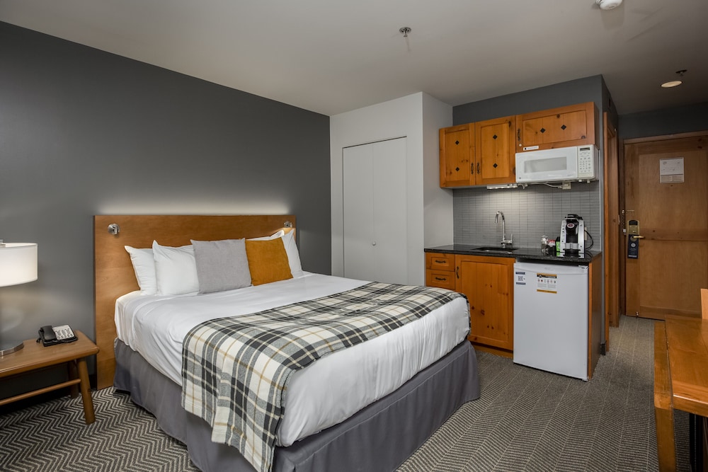 Hotel Room - Photo 5