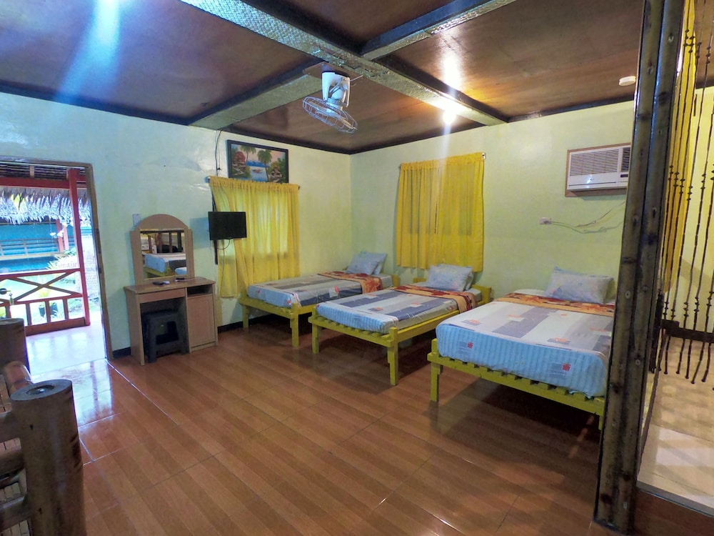 Family Room, Multiple Beds, Garden Area photo 3