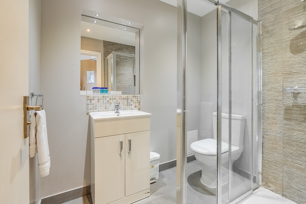Deluxe Quadruple Room, Ensuite photo 2