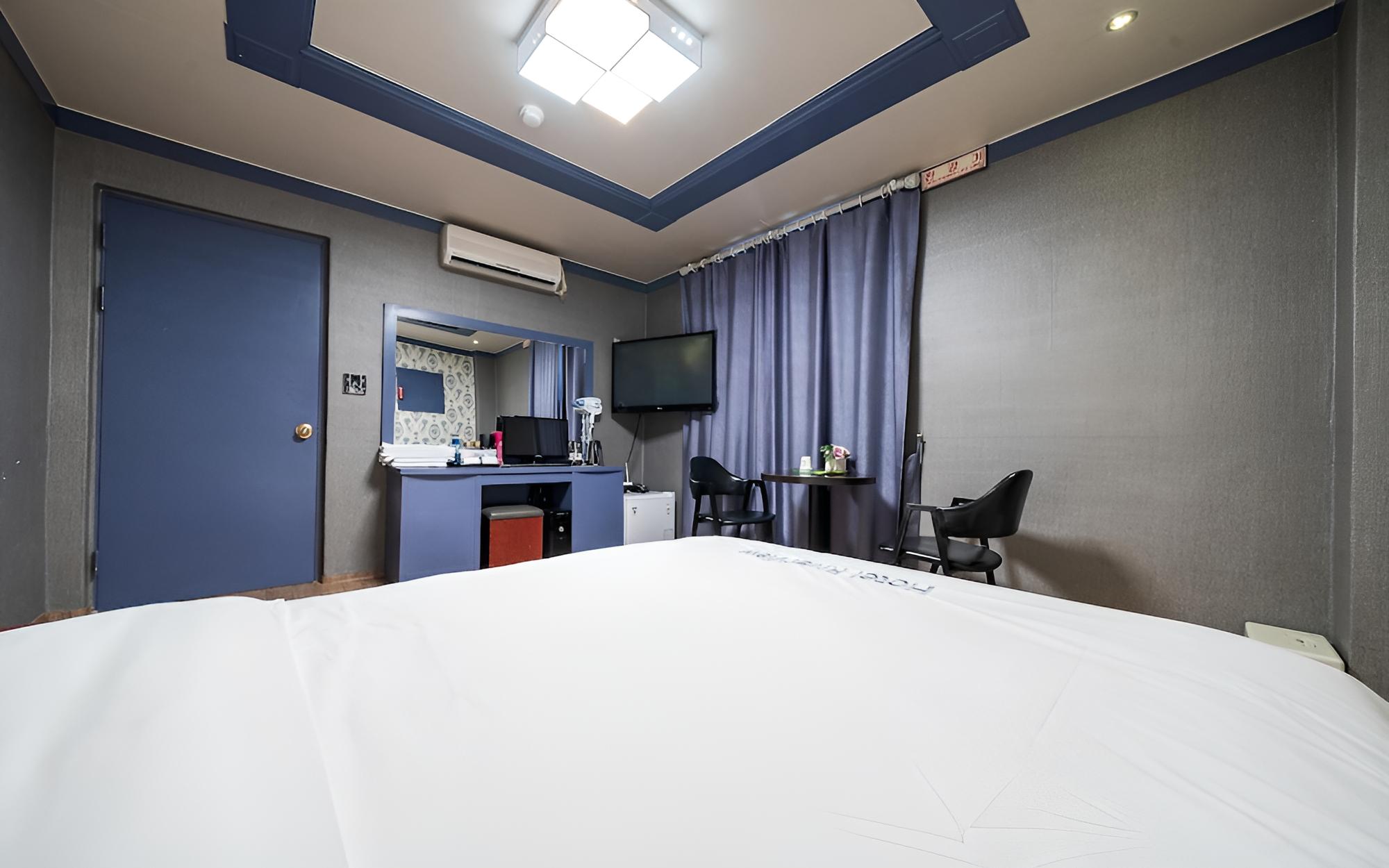 Room (Standard (Free WiFi/TV VOD/Parking Av) photo 2