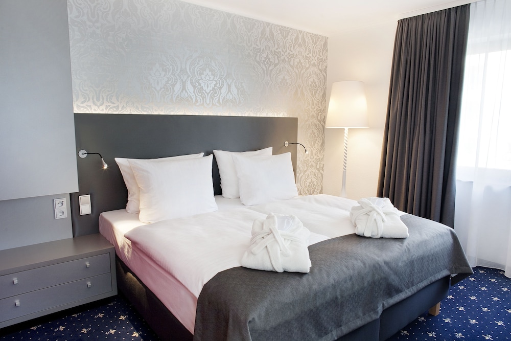 Standard Room, 1 King Bed (Stocked Minibar) photo 2