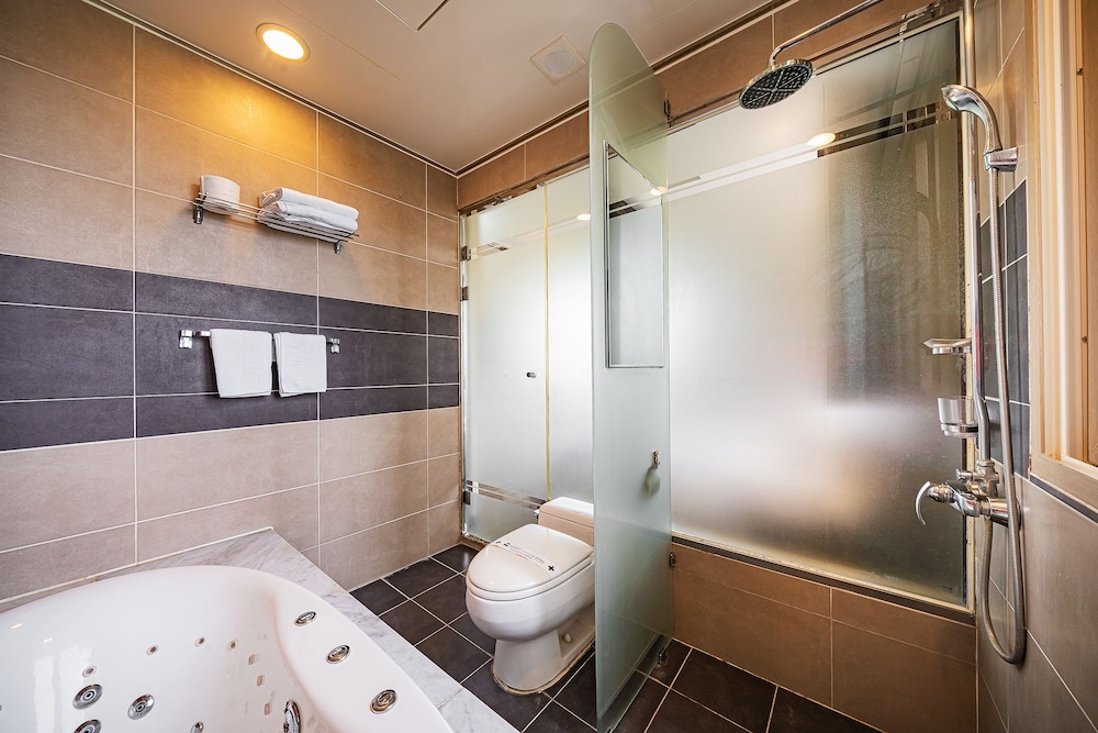 Standard Double Room with Complimentary Airport Pick-up & Drop-off (excluding weekends and holidays) photo 3