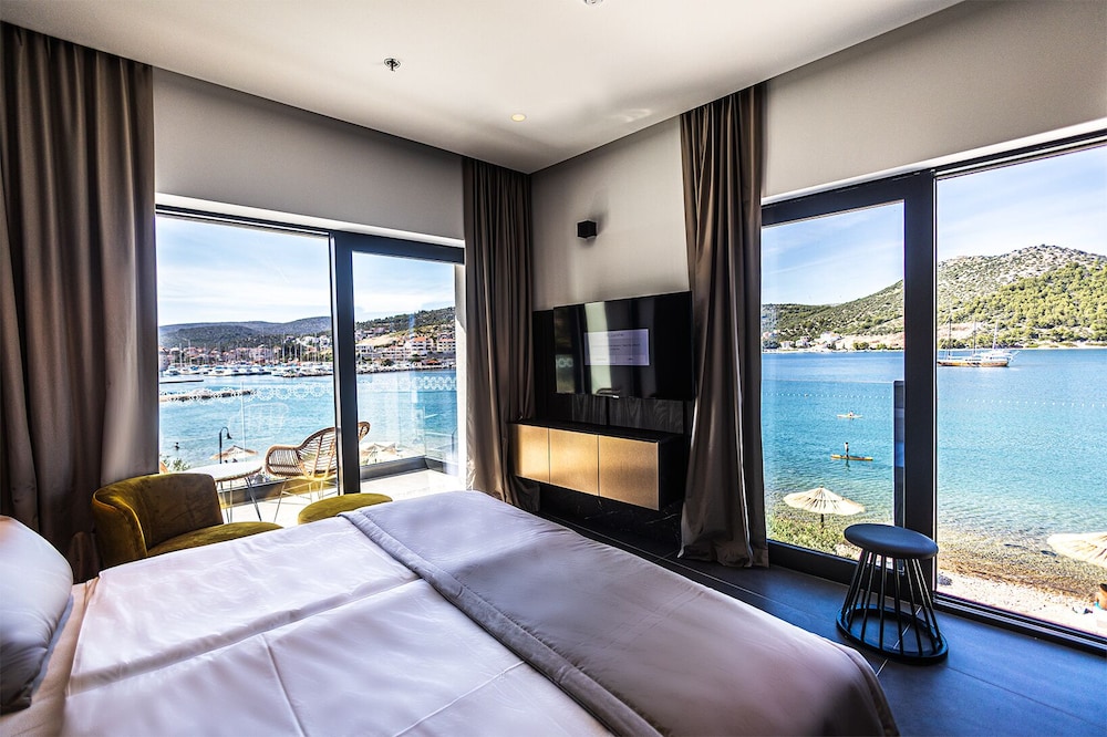 Junior Suite, 1 King Bed with Sofa bed, Balcony, Sea View