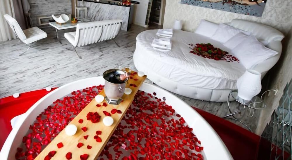 Romantic Suite, Jetted Tub, Sea View photo 3