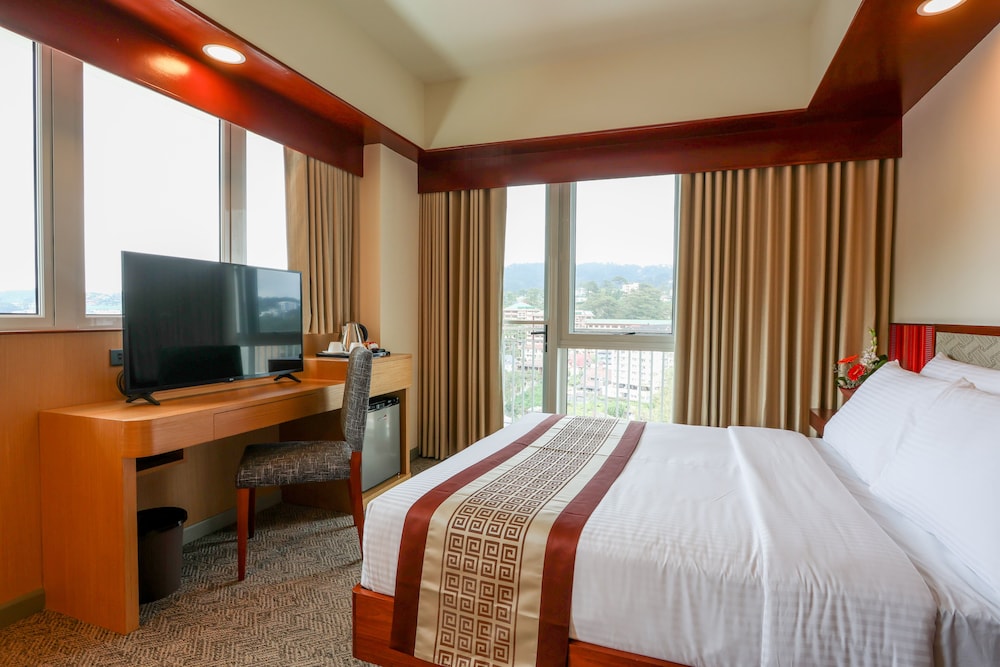 Deluxe Double Room, 1 Queen Bed, City View, Corner photo 3