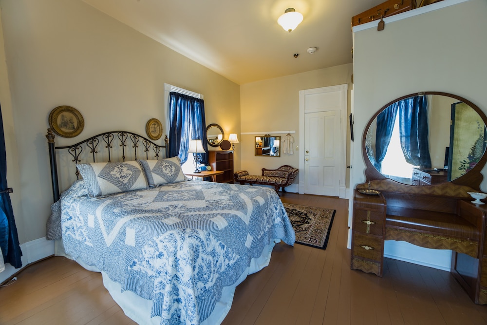Room, 1 King Bed, Private Bathroom (Nine)