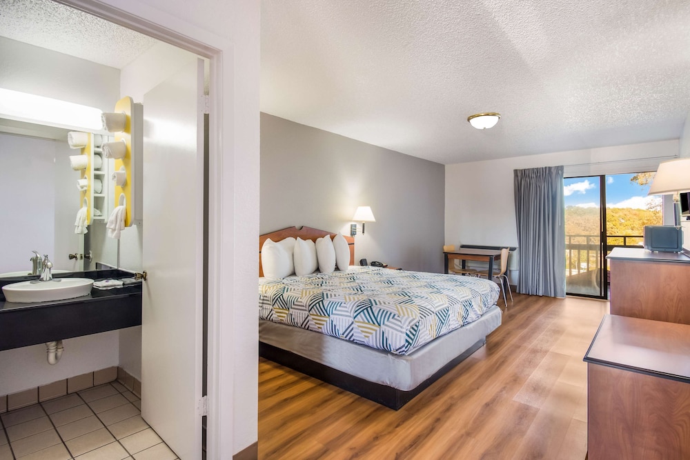 Deluxe Room, 1 King Bed, Smoking, Refrigerator & Microwave - Photo 1