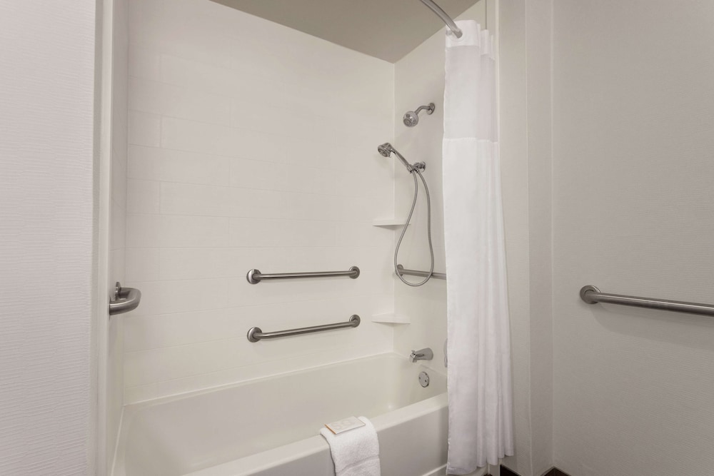 Room, 2 Queen Beds, Accessible (Hearing) - Photo 4