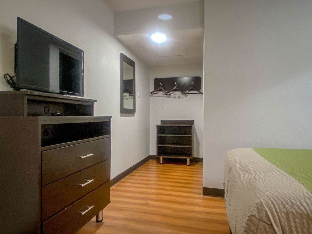 Deluxe Room, 2 Queen Beds, Smoking, Kitchenette - Photo 2