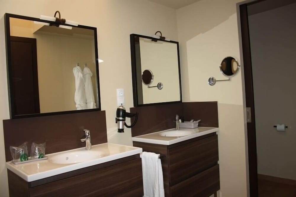 Standard Double Room - Photo 18