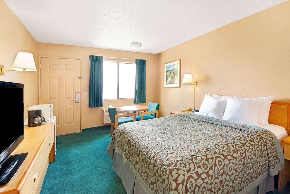 Upgraded, Deluxe Room, 1 King Bed, Non Smoking, Microwave - Photo 3