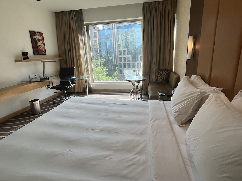 Suite, 1 King Bed, Smoking, Club Lounge Access thumbnail 6