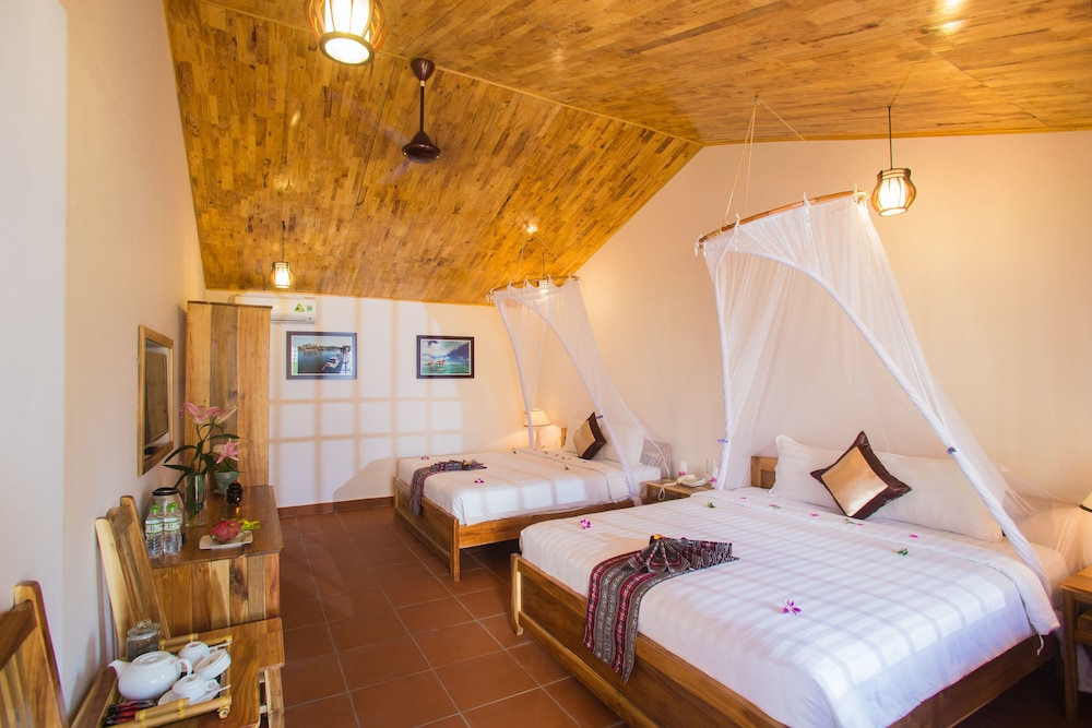 Family Bungalow, Garden View (2 King Beds)