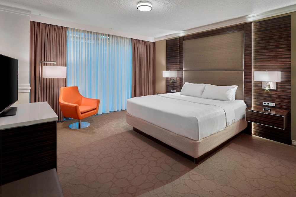 Executive Suite, 1 King Bed with Sofa bed - Photo 1
