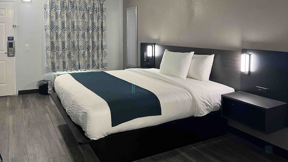 Standard Room, 1 King Bed, Smoking, Kitchenette photo 2