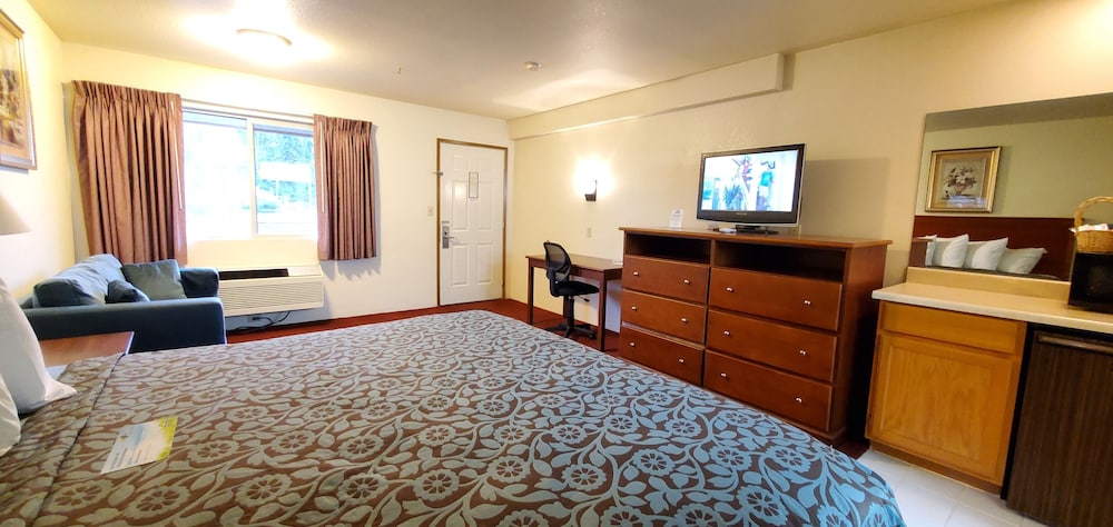 Executive Studio Suite, 1 King Bed with Sofa bed, Non Smoking - Photo 1