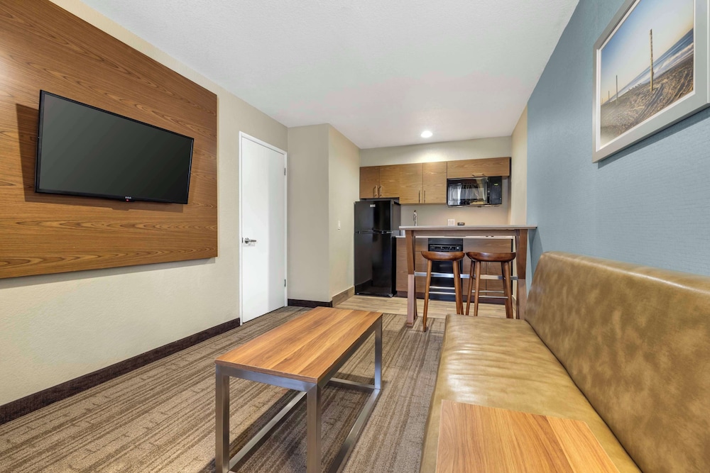 Suite, 2 Double Beds, Non Smoking, Kitchen (1st Fl;Pet Friendly;FWY Side, FK) - Photo 3