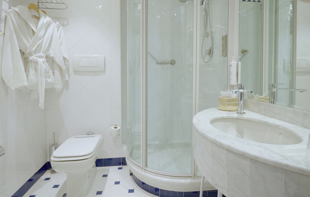 Superior Double Room Single Use thumbnail 5
