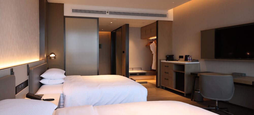 Deluxe Room, 2 Twin Beds (High Floor) photo 2
