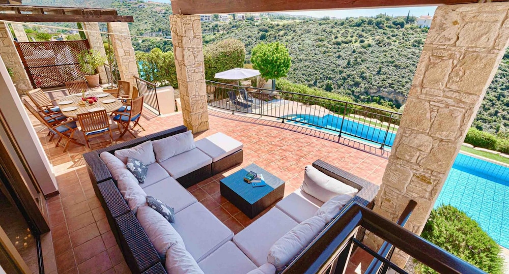Villa photo 2