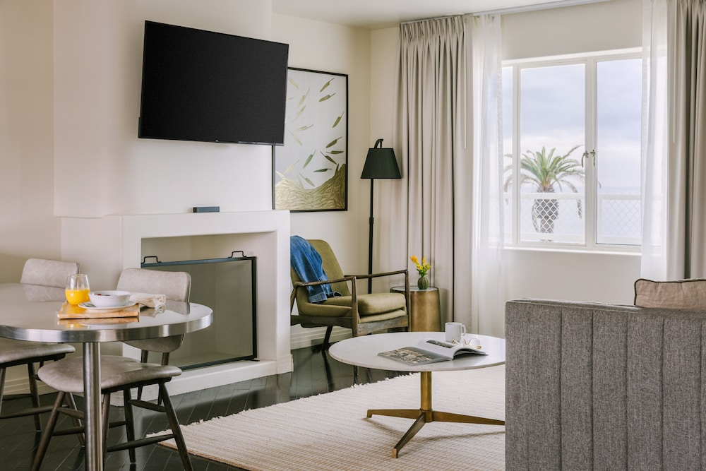 Signature Studio, 1 Queen Bed with Sofa bed, Balcony photo 1