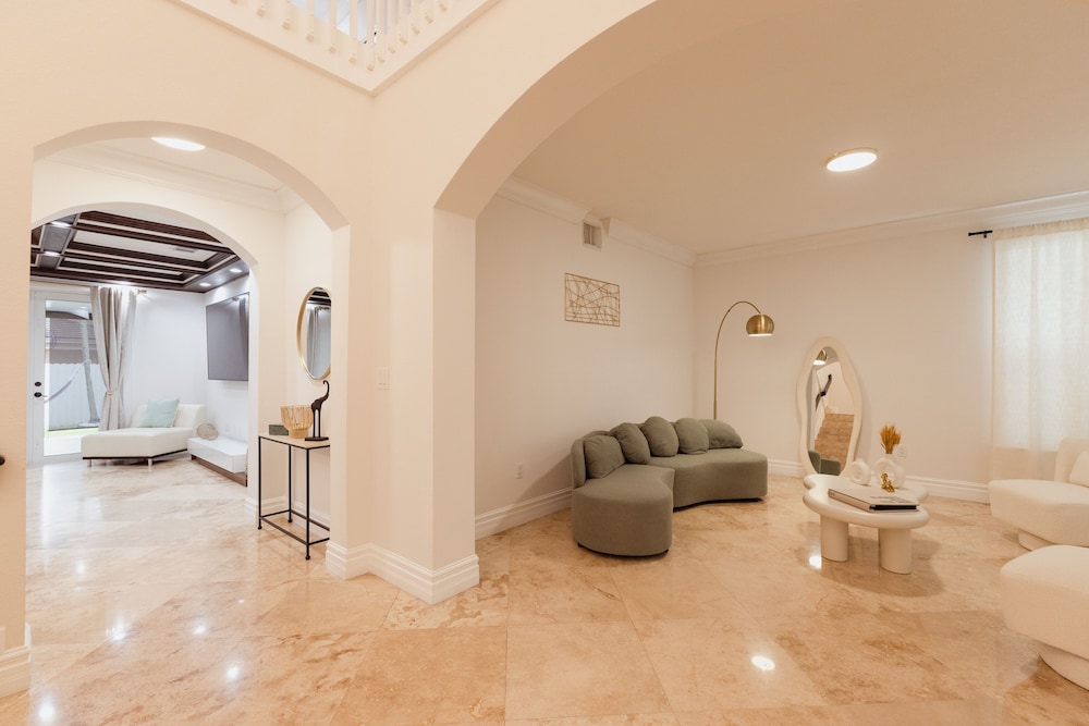Miami Getaway Heated Pool House & Pool Table Villa, Foto 41