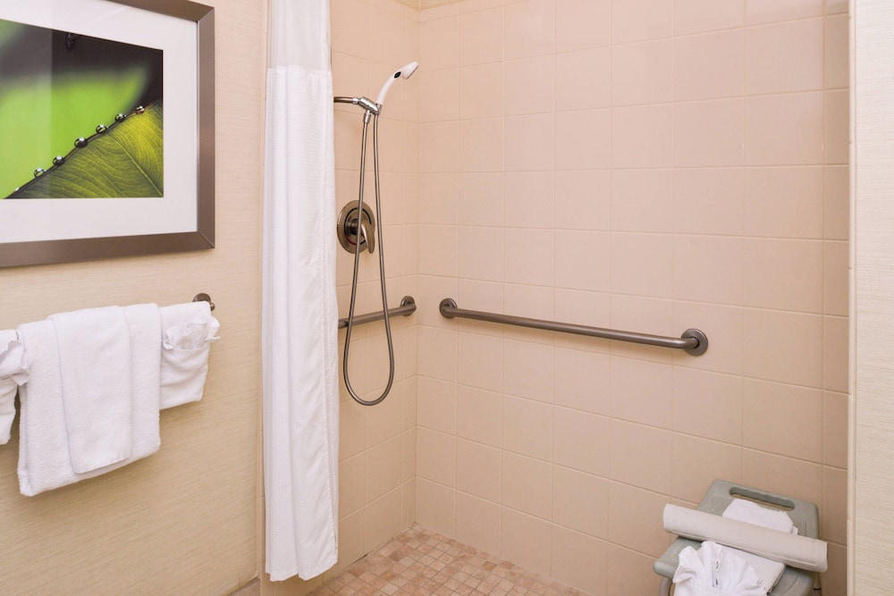 Room, 2 Queen Beds (Mobility/Hearing Access, Transf Shwr) photo 3
