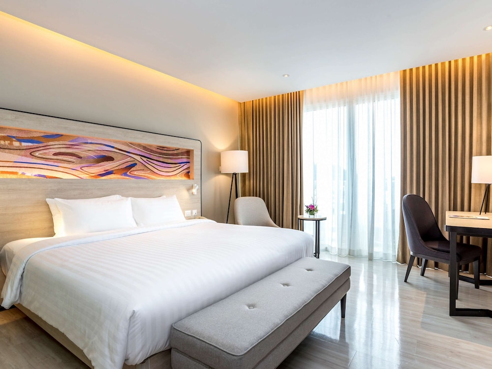 Deluxe Room, 1 King Bed, Balcony photo 1