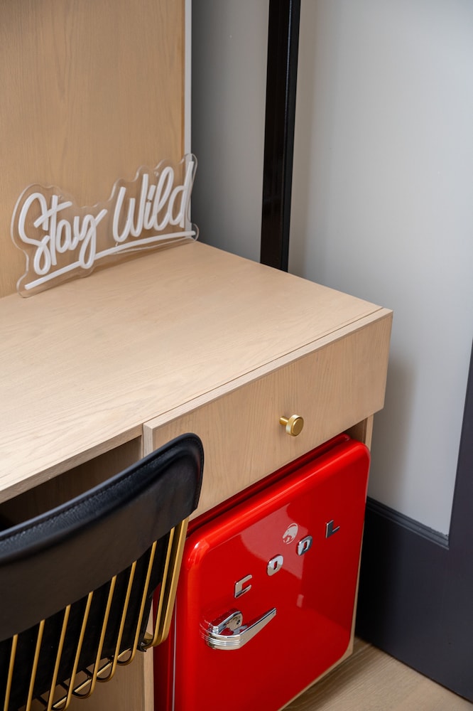 Majestic Midtown Escape: 2 Queens