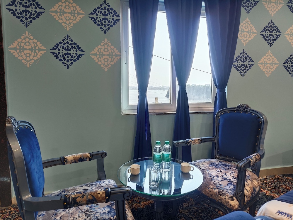 SUITE LAKE VIEW ROOM