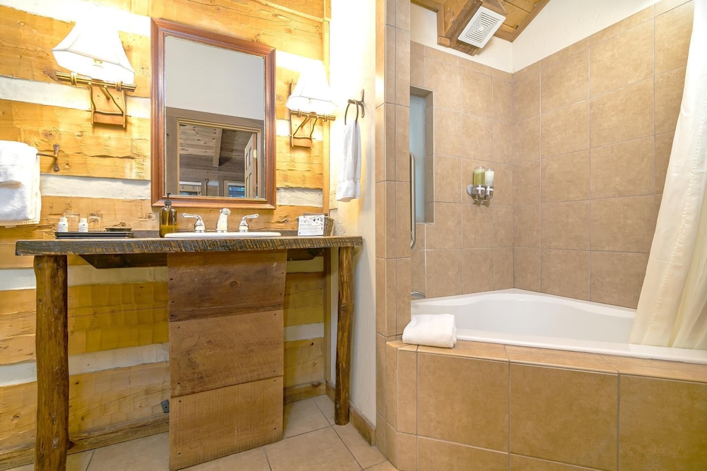 Standard Cabin, 1 King Bed, Hot Tub (Pet Friendly)