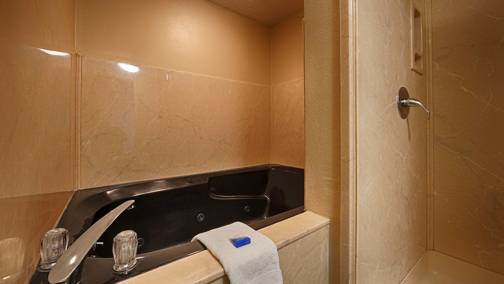 Standard Room, 1 King Bed, Accessible, Jetted Tub photo 3