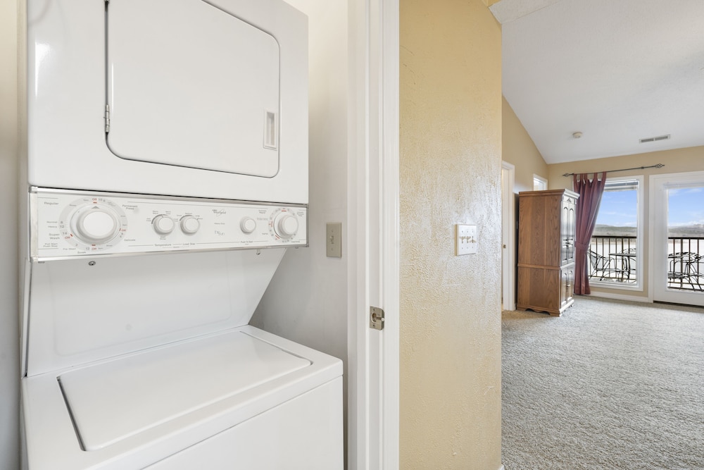 Standard Condo, 2 Bedrooms, Lake View photo 3