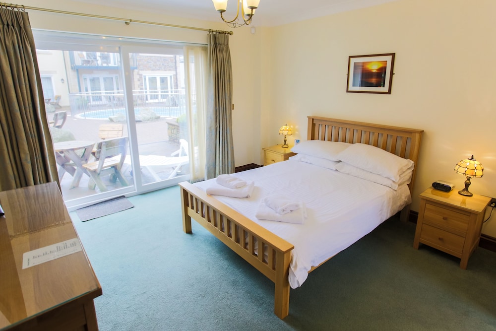 Standard Apartment, 2 Bedrooms, 2 Bathrooms, Pool View photo 3